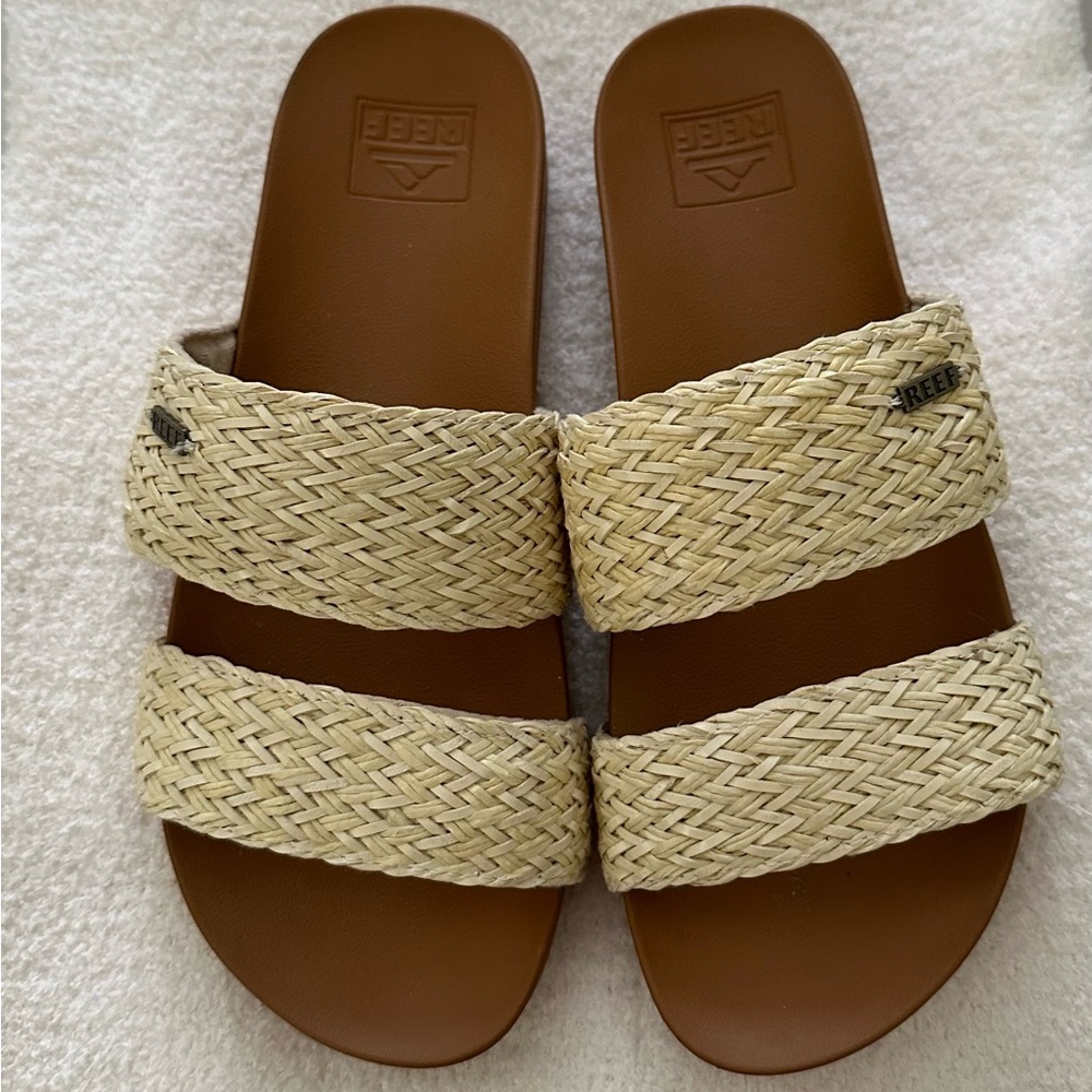 Like new-Reef Sandals